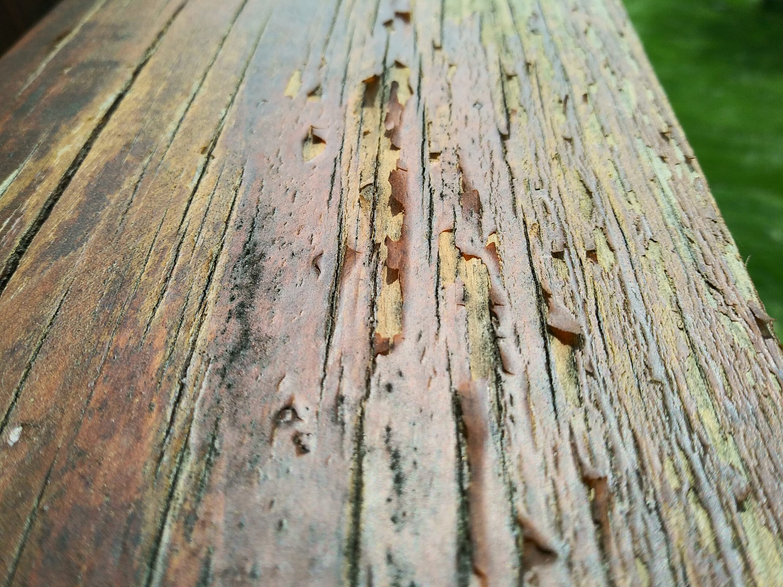 picture ofDeck with peeling, flaking, cracking stain